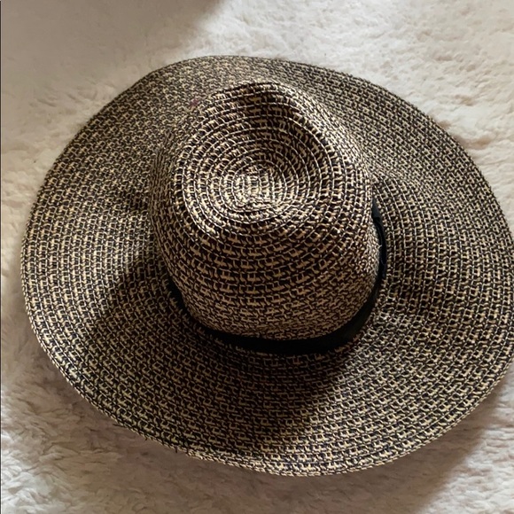 Four Buttons Sun Hat - Picture 2 of 3
